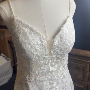 Ivory Lace V-Neck Spaghetti Strap Wedding Dress